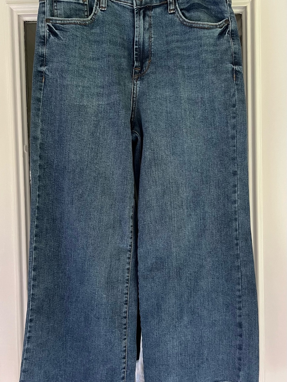 Kensie The High Rise Wide Leg Ankle Jeans in Medium Blue Denim